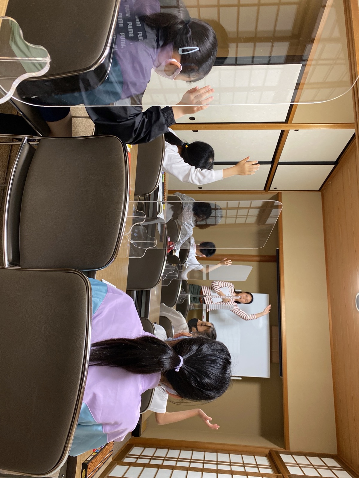 手を挙げて答える生徒たち
