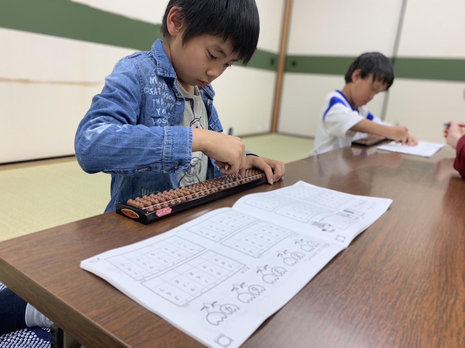 そろばんを練習する生徒